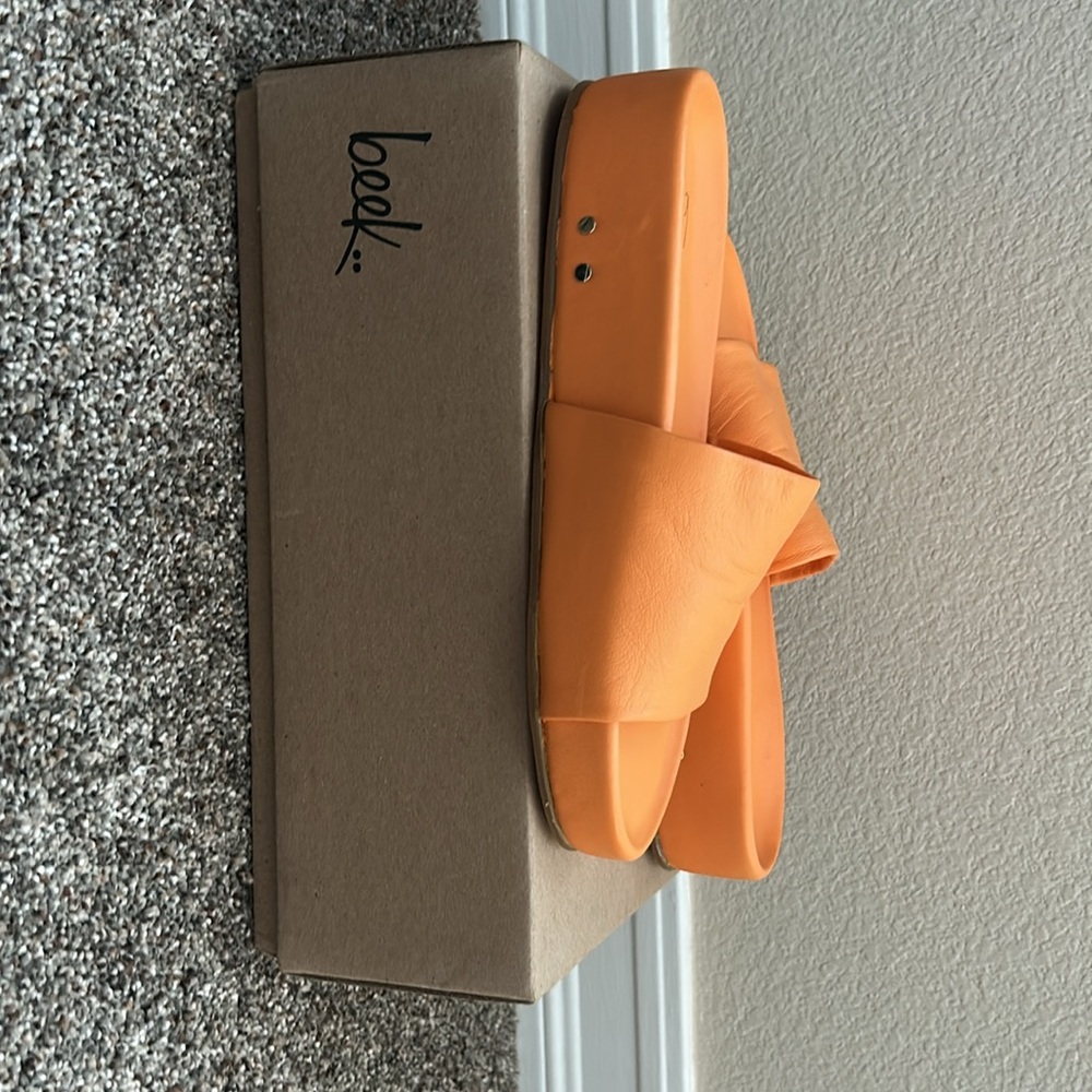 Beek Vibrant Orange Slides
Brand new
Never worn with box - Picture 5 of 5